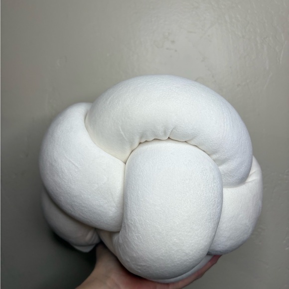 Knot Pillow - Picture 2 of 3